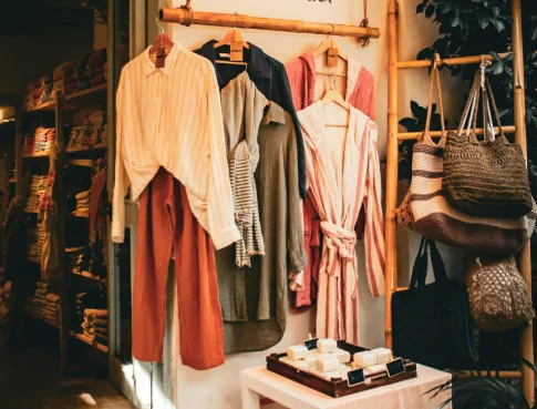 Comment bien s&rsquo;orienter apr&egrave;s le bac vers le commerce de mode ?