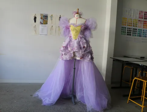 Un &eacute;tudiant d&rsquo;ESIMODE habille Miss Midi-Pyr&eacute;n&eacute;es 2025